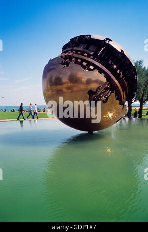 Italien, Marken, Pesaro, Piazzale della Liberta Square, The Big Globe Skulptur von Arnaldo Pomodoro Stockfoto