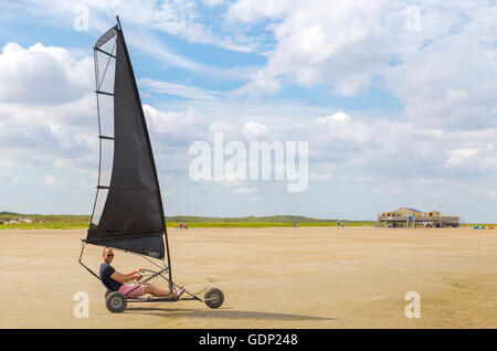 Blokart auf den breiten Strand von Schiermonnikoog, einer westfriesischen Insel im Wattenmeer, Friesland, Niederlande. Stockfoto