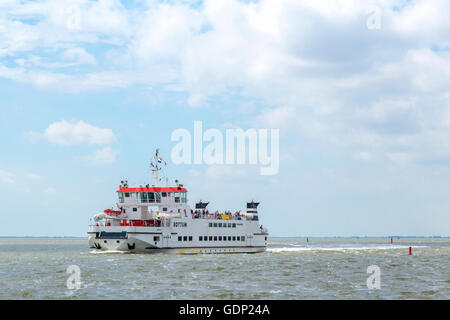 Fähre auf dem Wattenmeer Segeln zur Insel Schiermonnikoog, einem westfriesischen Insel, Friesland, Norden der Niederlande. Stockfoto