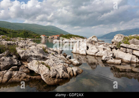 Die schönen kleinen Weiler von Bjelila und die kleine Insel Skolj auf Boka Kotorska (Bucht von Kotor), Montenegro Stockfoto