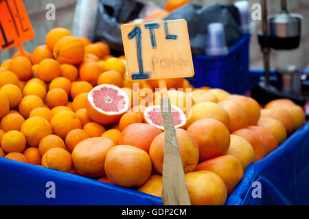 Orangensaft am türkischen Markt Stockfoto