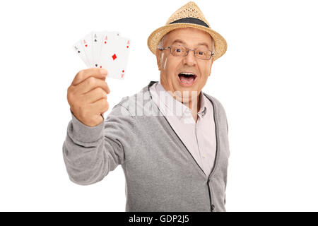 Älterer Mann Spielkarten und zeigt vier Asse isoliert auf weißem Hintergrund Stockfoto