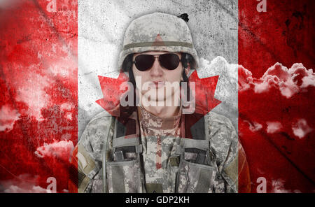 Soldat auf Kanada Flagge Hintergrund, Doppelbelichtung Stockfoto