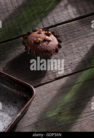 Schoko-Muffin mit Walnüssen in Vintage Dosen gekrönt Stockfoto