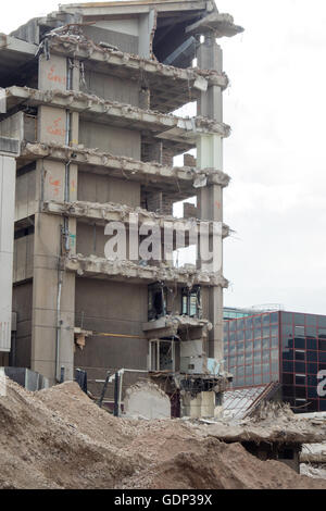 Ein Bürohaus wird abgerissen, um Platz für Sanierung in Paradise Circus Queensway, Birmingham zu machen. Stockfoto