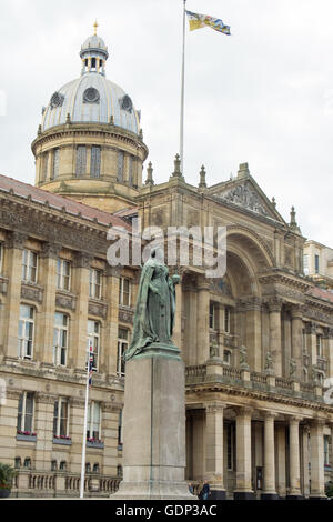 Statue von Königin Victoria in Victoria Square vor Sozialwohnung, Sitz des Stadtrates von Birmingham. Stockfoto