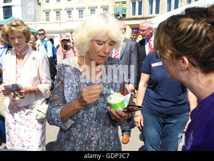 Die Herzogin von Cornwall genießt ein Eis bei einem Besuch mit ihrem Ehemann, Prinz von Wales, nach dem Geschmack der 25. Jahrestag des Westens Food Fair auf dem Gelände der Kathedrale von Exeter am zweiten Tag von ihren jährlichen Besuch in Süd-West. Stockfoto