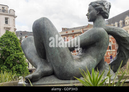 Der Fluss, lokal bekannt als die Flittchens im Whirlpool, ist ein Kunstwerk in Victoria Square, Birmingham, Stockfoto