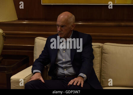 Athen, Griechenland. 19. Juli 2016. Herr George Papandreou, ehemaliger Premierminister und Präsident der Demokratischen Sozialistischen Bewegung, während des Treffens mit griechischen Premierminister Alexis Tsipras, über das neue Wahlgesetz und Überarbeitung der Verfassung, das das griechische Parlament wird in dieser Woche abstimmen. © Dimitrios Karvountzis/Pacific Press/Alamy Live-Nachrichten Stockfoto