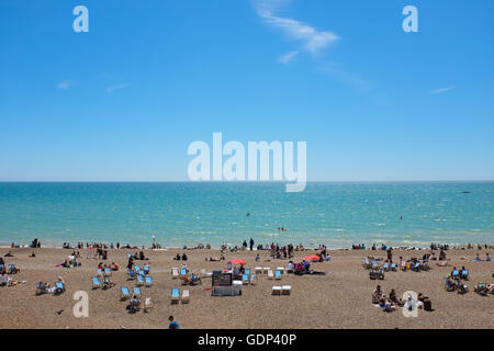 Ein Blick auf den Strand von Brighton an der Südküste von England. Stockfoto