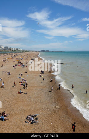 Blick nach Osten von Brightons Palace Pier an der Südküste von England. Stockfoto