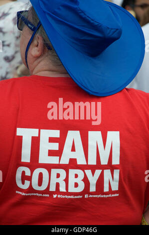 Eine Arbeiterpartei Unterstützer trägt ein rotes T-Shirt mit den Worten "Team Corbyn blasoniert" an den 2016 Tolpuddle Festival. Dorset, England, Vereinigtes Königreich. Stockfoto