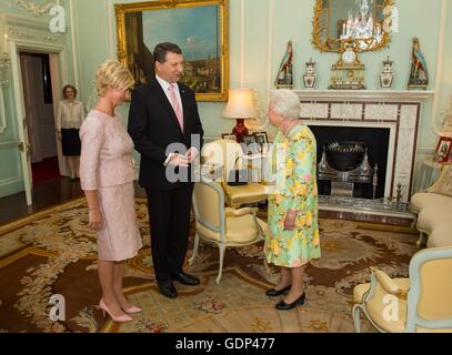 Königin Elizabeth II empfängt lettischen Präsidenten, Raimonds Vejonis und seine Frau Iveta, zum Jahresbeginn eine Privataudienz am Buckingham Palace, London. Stockfoto