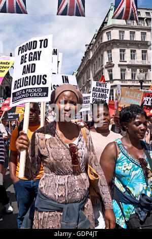 Schwul Out & Proud Diamond Gruppe Frauen aus LGBT Gruppen protestieren bei Rallye und marschieren durch die Londoner gegen Rassismus und Tory Stockfoto