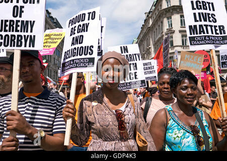 Schwul Out & Proud Diamond Gruppe Frauen aus LGBT Gruppen protestieren bei Rallye und marschieren durch die Londoner gegen Rassismus und Tory Stockfoto