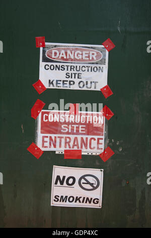 Hinweisschilder entlang bauen Baustelle in der Innenstadt von Brooklyn, NY. Stockfoto