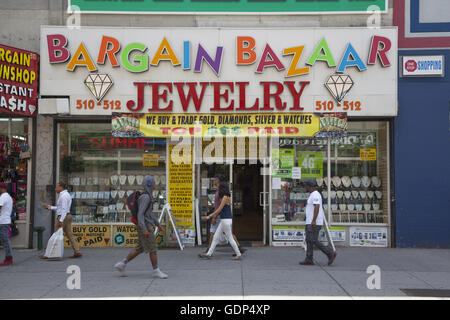 Schmuck und Pawn Shop entlang Fulton Mall in Downtown Brooklyn, New York. Stockfoto