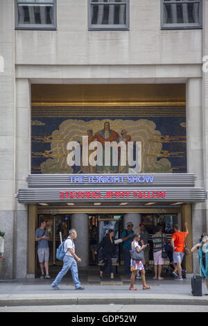 NBC Studios für die Tonight Show mit Jimmy Fallon entlang 6th Avenue am Rockefeller Center in Midtown Manhattan, NYC. Stockfoto