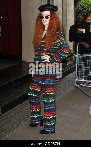 19. Mai 2016 - Jess Glynne Teilnahme an den Ivor Novello Awards 2016 im Grosvenor House Hotel in London, Vereinigtes Königreich. Stockfoto