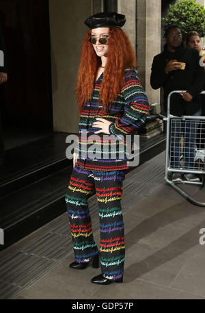 19. Mai 2016 - Jess Glynne Teilnahme an den Ivor Novello Awards 2016 im Grosvenor House Hotel in London, Vereinigtes Königreich. Stockfoto