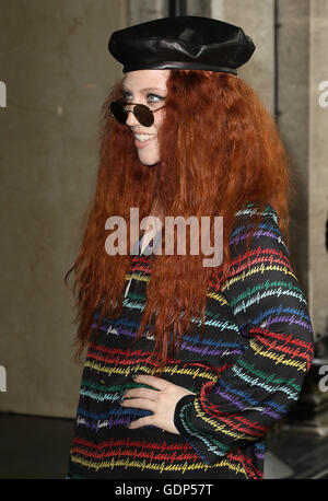 19. Mai 2016 - Jess Glynne Teilnahme an den Ivor Novello Awards 2016 im Grosvenor House Hotel in London, Vereinigtes Königreich. Stockfoto