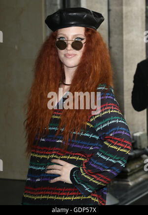 19. Mai 2016 - Jess Glynne Teilnahme an den Ivor Novello Awards 2016 im Grosvenor House Hotel in London, Vereinigtes Königreich. Stockfoto