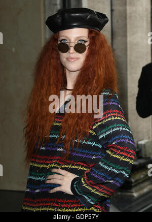 19. Mai 2016 - Jess Glynne Teilnahme an den Ivor Novello Awards 2016 im Grosvenor House Hotel in London, Vereinigtes Königreich. Stockfoto