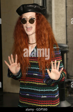 19. Mai 2016 - Jess Glynne Teilnahme an den Ivor Novello Awards 2016 im Grosvenor House Hotel in London, Vereinigtes Königreich. Stockfoto