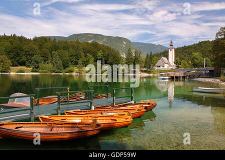 Bohinj-See mit der Kirche des St. Johannes des Täufers, Slowenien Stockfoto