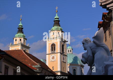 St.-Nikolaus-Kirche in Ljubljana mit dem Brunnen der drei Krainer Flüsse (Robba Brunnen) in den Vordergrund, Slowenien Stockfoto