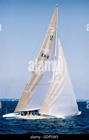 AJAXNETPHOTO. 1983. NEWPORT, RHODE ISLAND, USA. -AMERIKAS CUP - AUSTRALIA II, SKIPPERED DURCH JOHN BERTRAND (AUS).  FOTO: JONATHAN EASTLAND/AJAX REF: YAR AUSTRALIA II 1983 01 Stockfoto