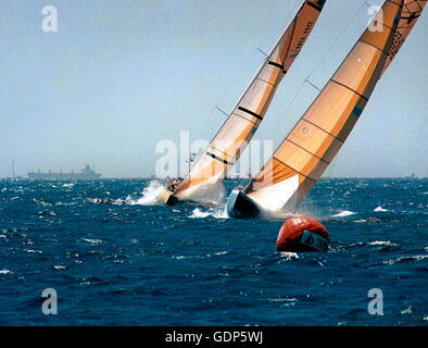 AJAXNETPHOTO. FEBRUAR 1987. FREMANTLE, WESTERN AUSTRALIA - AMERICA CUP - FINALE - AUSTRALISCHEN VERTEIDIGER KOOKABURRA III TRAILS STARS & STREIFEN-USA. FOTO: AJAX NEWS & FEATURE SERVICE-REF: AMCUP86 81403 34 3 Stockfoto