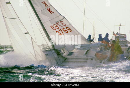 AJAX-NEWS-FOTOS. 1985. SOLENT, ENGLAND. -FASTNET RACE START - YACHT BODICEA SCHLÄGT RUND UM ÄGYPTEN IN SCHWEREM WETTER AUF DER ERSTEN ETAPPE DER 605 MEILE RENNEN. FOTO: JONATHAN EASTLAND/AJAX REF: 22506 1 40 Stockfoto