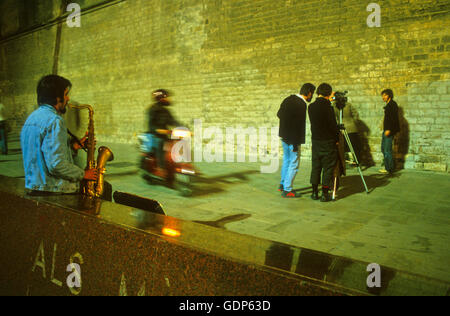 Straßenszene in Santa María Straße, Barcelona, Spanien Stockfoto