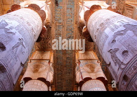 Die riesigen Säulen und schöne Decke in Dendera Tempel gewidmet der Göttin Hathor, Ägypten Stockfoto