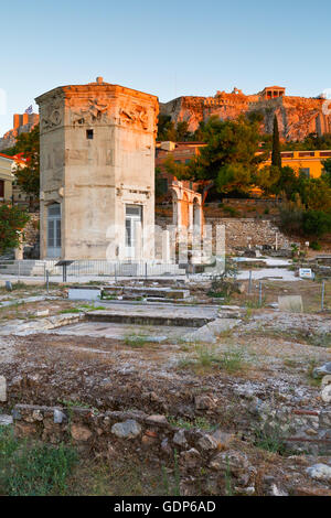 Überreste der römischen Agora, Turm der Winde und Akropolis in Athen, Griechenland. Stockfoto