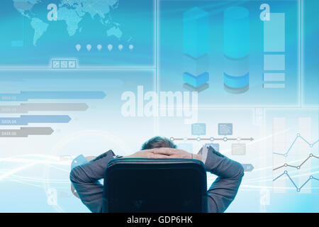 Mann sitzt im Stuhl, grafischen Bildschirm, Rückansicht Stockfoto