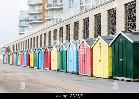 Reihe von bunten Strand Hütten, Strand von Bournemouth, Bournemouth, Dorset, Großbritannien Stockfoto