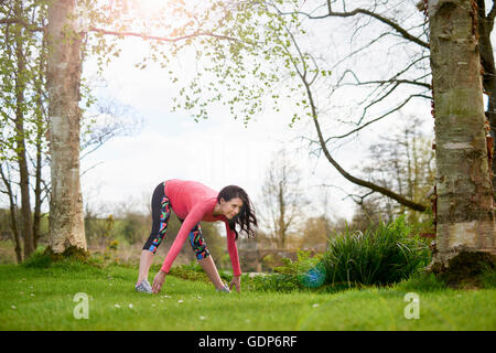 Schwangere Frau Bewegung in der Natur, stretching Stockfoto