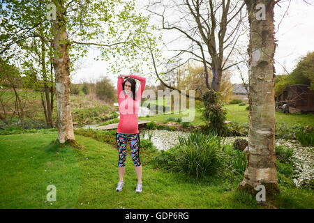 Schwangere Frau Bewegung in der Natur, stretching Stockfoto