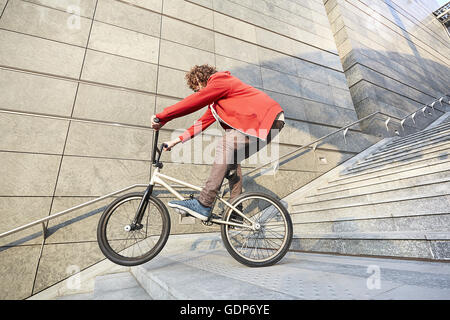 Mann reitet BMX durch Schritte im Stadtgebiet Stockfoto