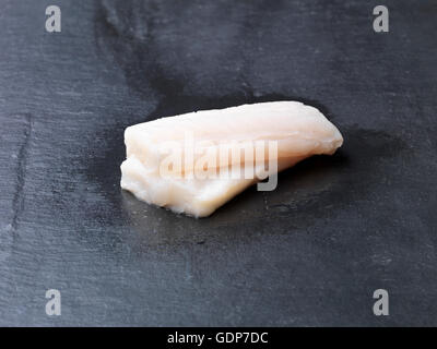 Essen, rohem Fisch, zweizeiliges gefangen natürliche Kabeljau Filets auf Schiefer Stockfoto