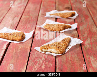 Lebensmittel, Fisch, super leicht verstaubter Kabeljau auf rot lackierten Holztisch ausgesät Stockfoto