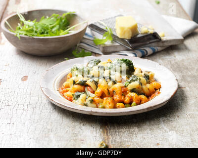 Küche vegetarische Mahlzeiten Gemüse Pasta Backen Holztisch Stockfoto