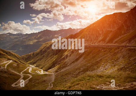 Alte Straße mit engen Serpentinen, Gotthard-Pass, Ticino, Schweiz Stockfoto