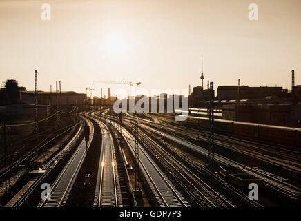 Warschauer Straße Station mit Fernsehturm im Hintergrund, Berlin, Deutschland Stockfoto