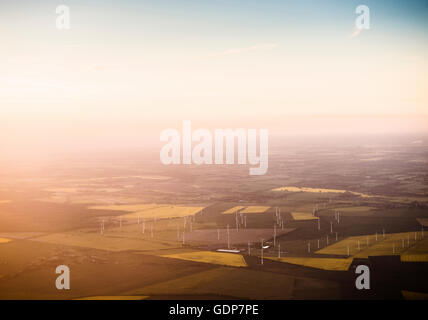 Windkraftanlagen auf Feld Enroute Helsinki-Berlin, Deutschland Stockfoto