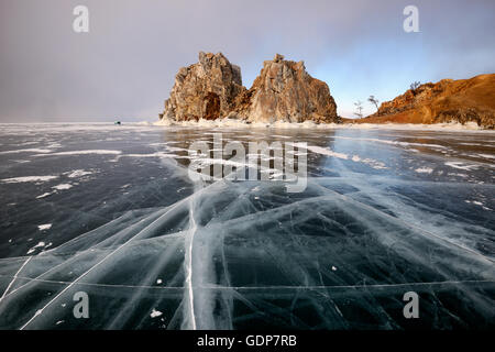 Blick auf gefrorenen Eis und Schamanka Rock am Kap Burchan, Baikalsee, Olchon, Sibirien, Russland Stockfoto