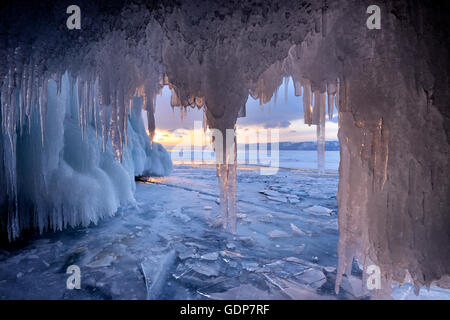 Charanzy Eis Höhlen und Eiszapfen, Baikalsee, Olchon, Sibirien, Russland Stockfoto