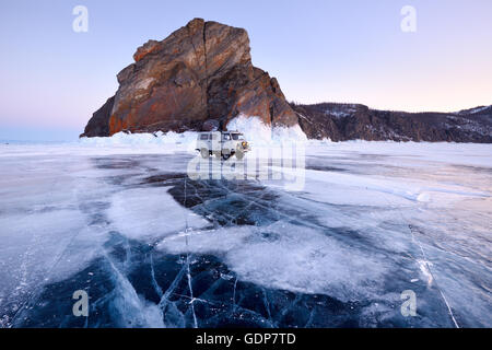 Touristischen Geländewagen am Kap Choboi, Baikalsee, Olchon, Sibirien, Russland Stockfoto